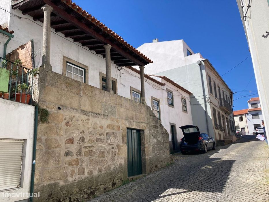 Moradia T8 Tipo Casa Senhorial, Geminada, no Centro Histórico de Pinhe