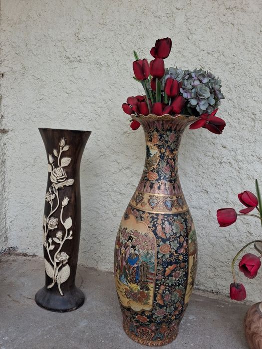 Conjunto de louças antigas, decorações e prateleira de canto