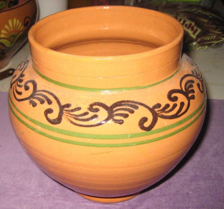 Чайники, кувшини, сервізи.