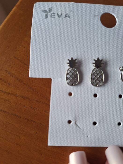 2 Pares de Brincos Prateados Eva