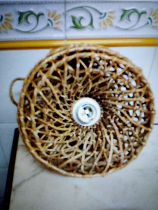 Candeeiros de tecto em verga envernizada muito bonito