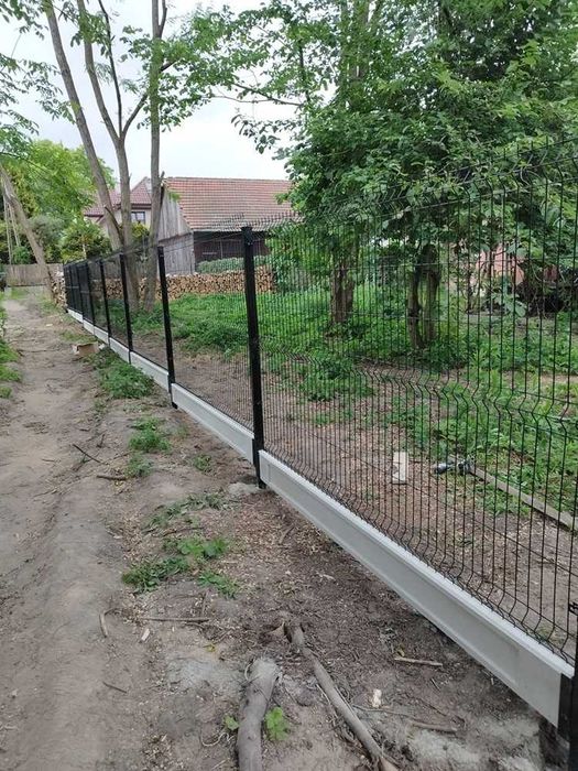 estetyczne solidne ogrodzenie budowlane siatka leśna