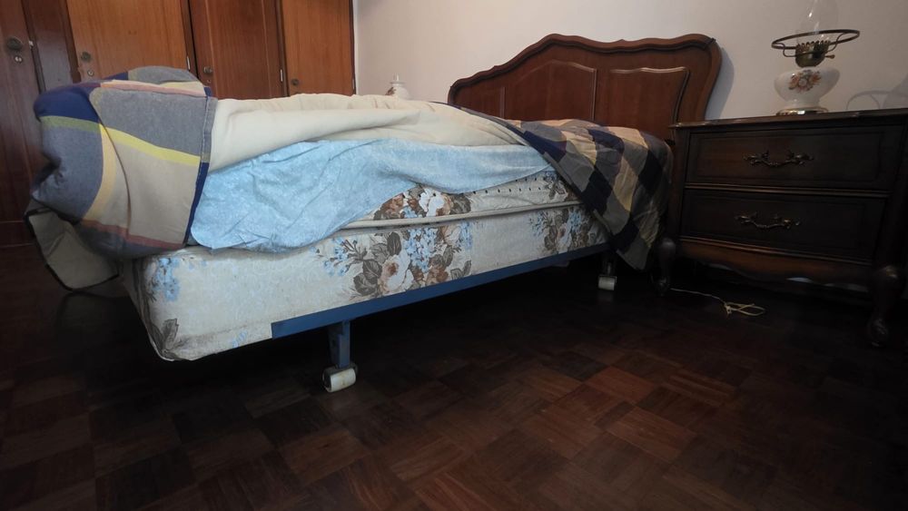 Quarto Antigo com colchão