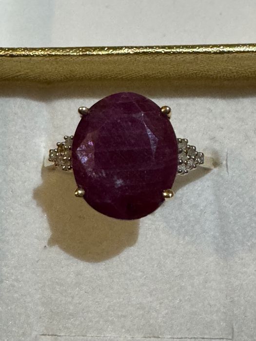Złoty pierścionek z rubinem 4,20ct., i brylantami