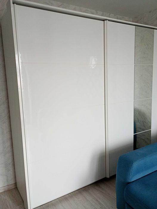 Szafa przesuwna z lustrem