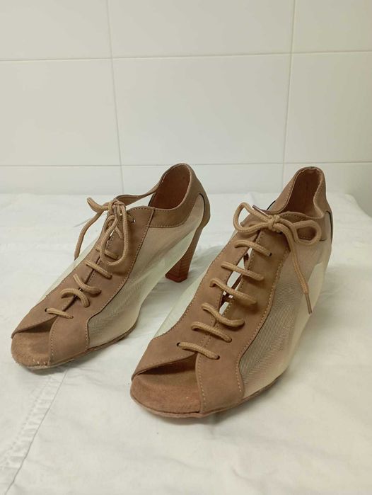 Sapatos de senhora de dança castanhos. Tamanho 40 usados