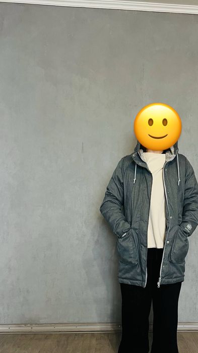 Оригінальна куртка Reebok у стильному сірому кольорі.