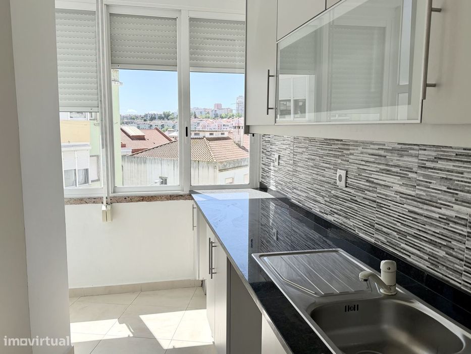 T2 remodelado na Damaia com varanda fechada e vista desafogada