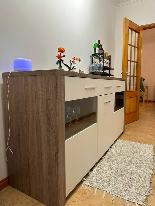 Aparador de sala em excelente estado de conservação