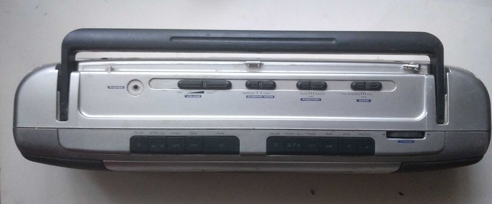 портативний касетний магнітофон Saturn