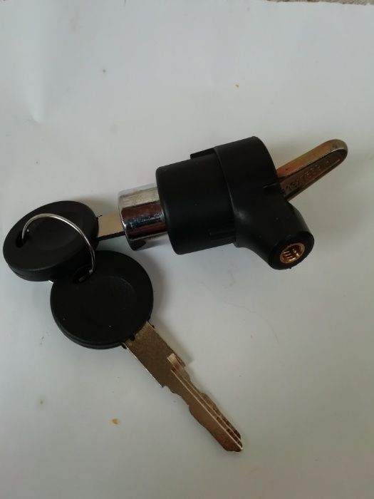 Замок кнопка багажника VW Passat B4 golf 1,2,3,4 ,AUDI 80 B3,A-100 C4.
