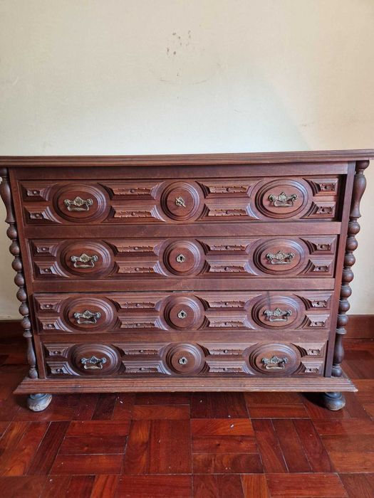 Mobilia de Quatro (conjunto de cama, guarda fatos e comoda)