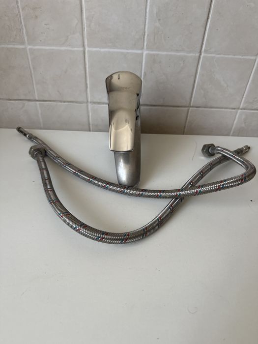 Змішувач для кухні та ванної кімнати з картриджем та шлангами.