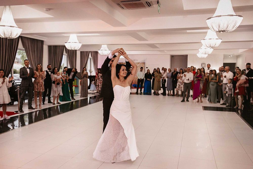 Suknia ślubna z cekinami S BIAŁYSTOK