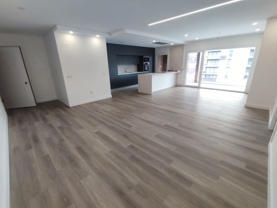 Aplicação de chão soalho flutuante e rodapé feito por profissionais