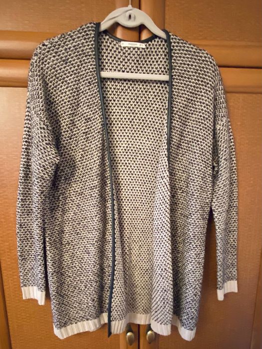 Czarny beżowy sweter kardigan Mango
