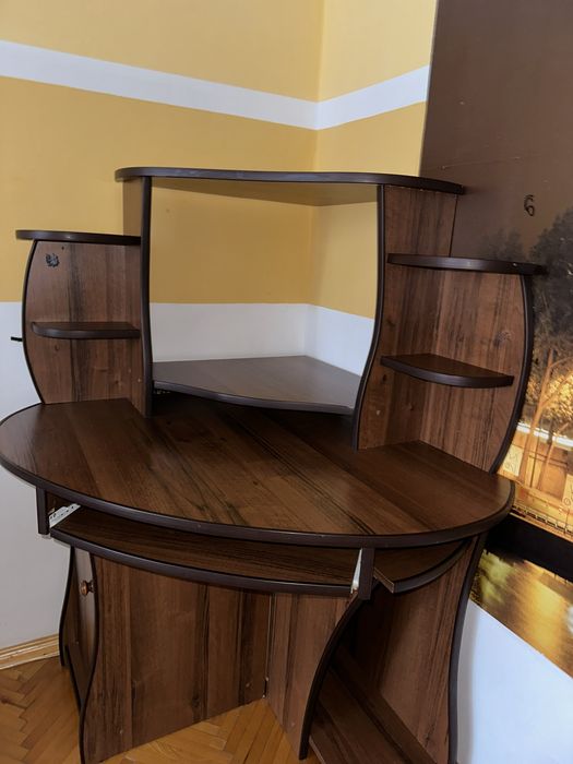 Продам компʼютерний стіл у хорошому стані