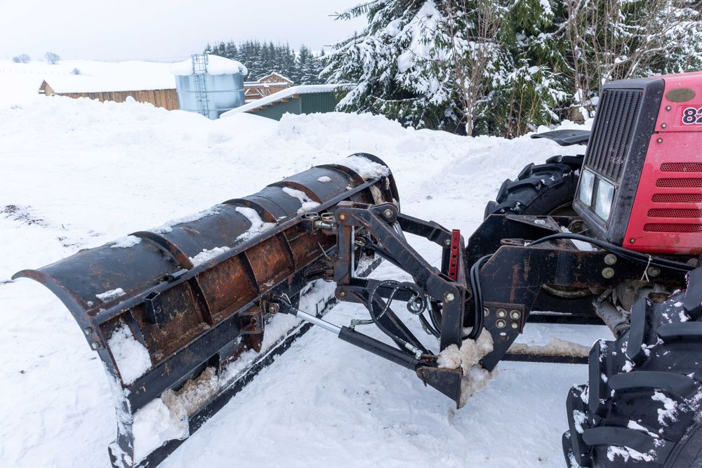 Ciągnik Belarus MTZ 820 + pług do śniegu 2010 r.