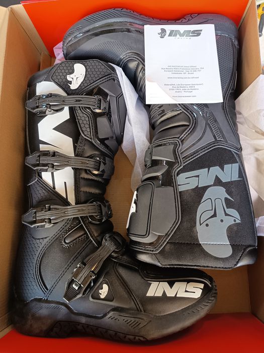 Vendo um par de botas de moto cross n'43 , novas