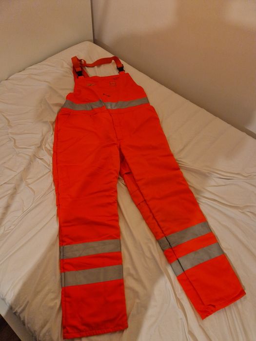 Spodnie ochronne do pracy pilarką łańcuchową marki STIHL