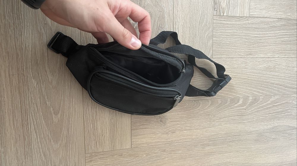 Mała czarna saszetka nerka klasyczna unisex