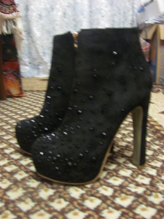 Шикарные замшевые ботильоны в камнях, ботинки, демисезон, 1 раз обуты