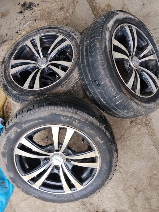 Felgi aluminiowe z oponami 195/60 R15 – multi-rozstaw