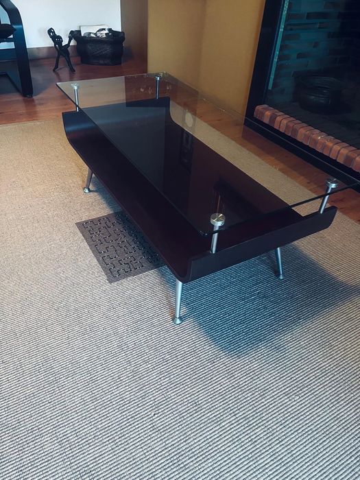 Mesa de vidro e madeira