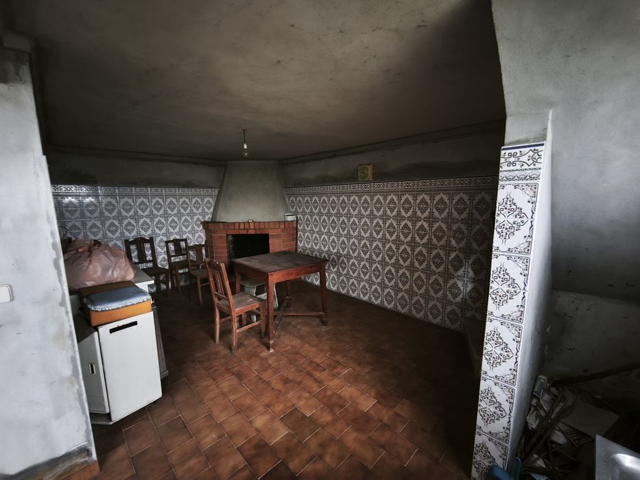 Moradia rústica T2 
Dois quartos 
Duas casas de banho 
Sala de estar