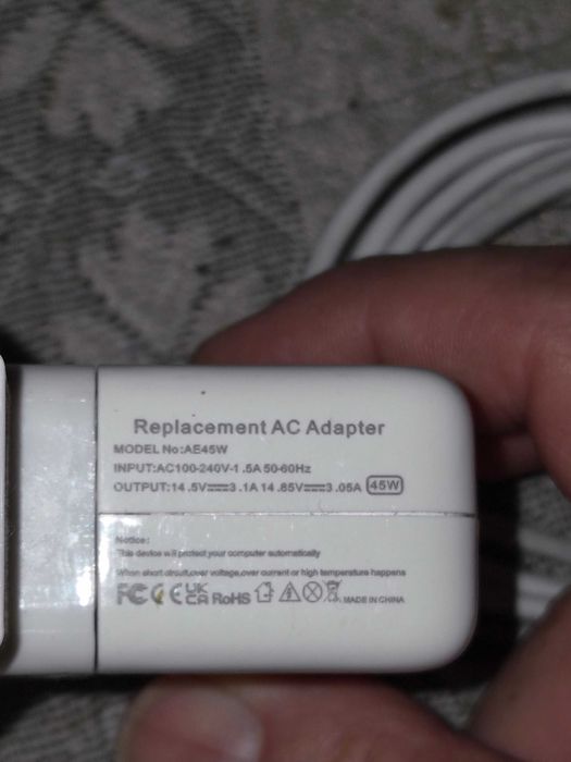 Оригинальную зарядку для ноутов Mac на 14,5В, 3,1А в отличном состоянии.