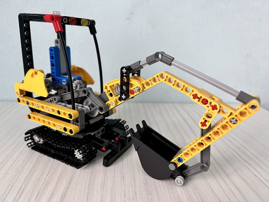 Мини-экскаватор LEGO Technic (2 в 1)