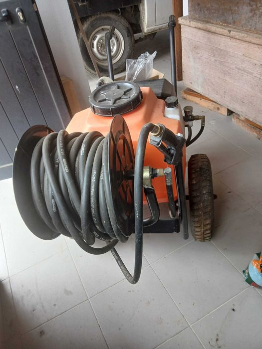 Bomba de carretilla con batteria 40 y 60 l marca stocker