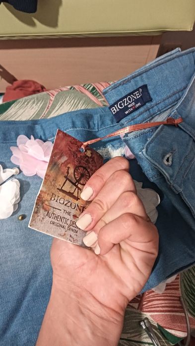 Calças novas com etiqueta  com apliques