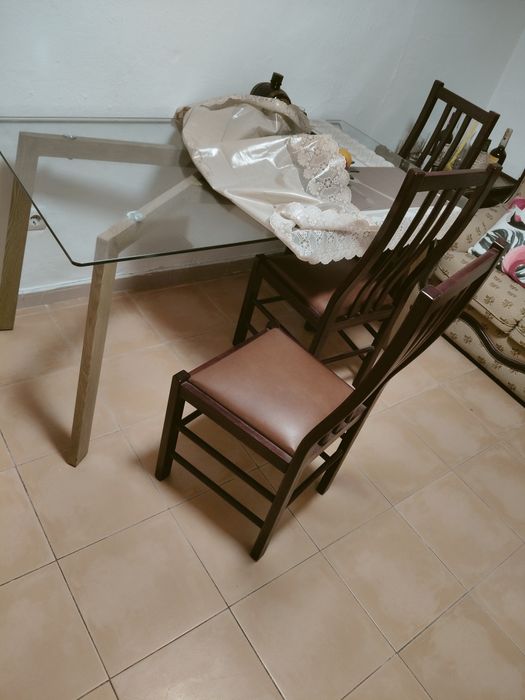 Mesa em vidro e 4 cadeiras em ótimo estado de conservação