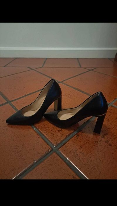 Sapato preto de salto alto ALDO