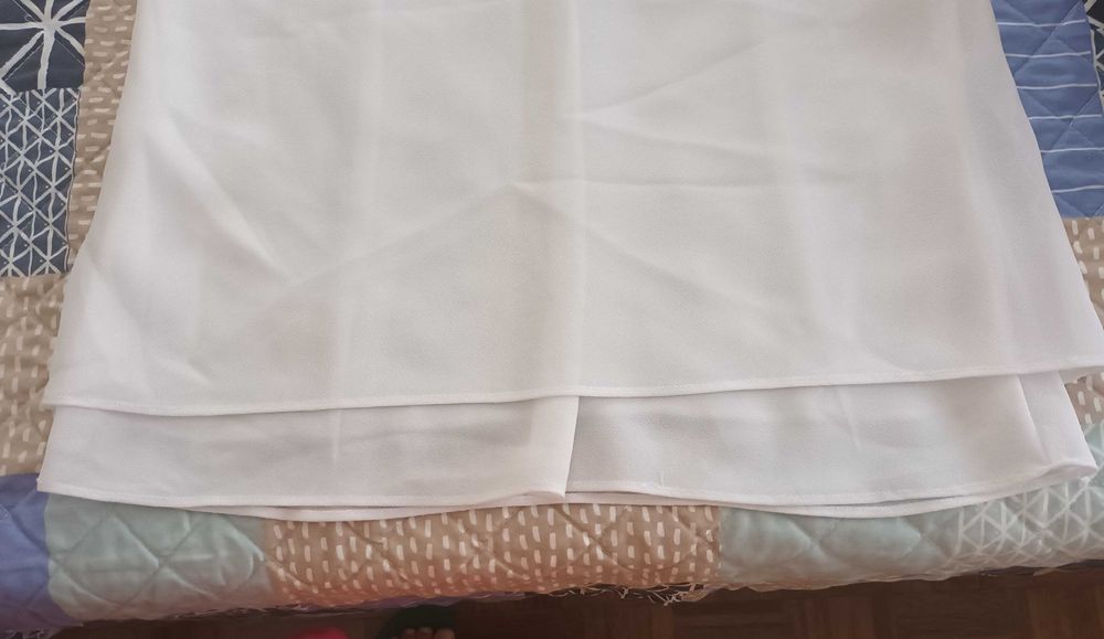 Blusa branca com aplicação nos ombros