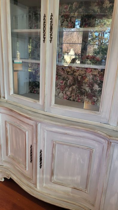 Biały kredens przerobiony na styl prowansalski