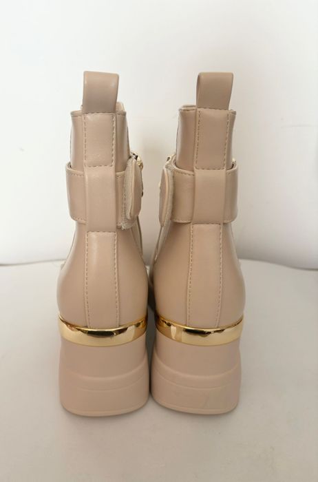Botas bege com salto