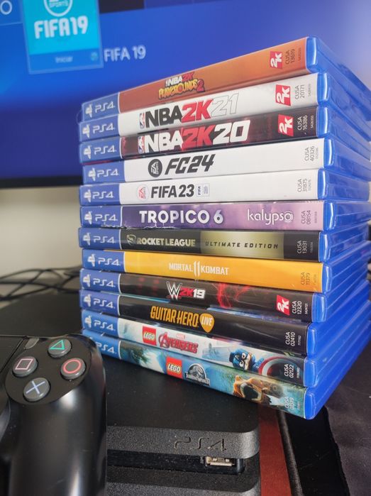 PS4 + comando e 3 jogos