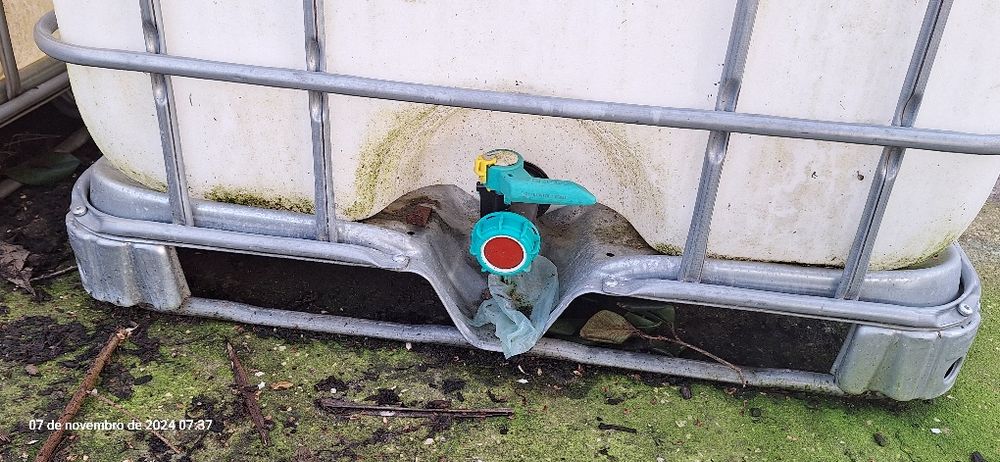 Depósito plástico com grelha metalica1000lt