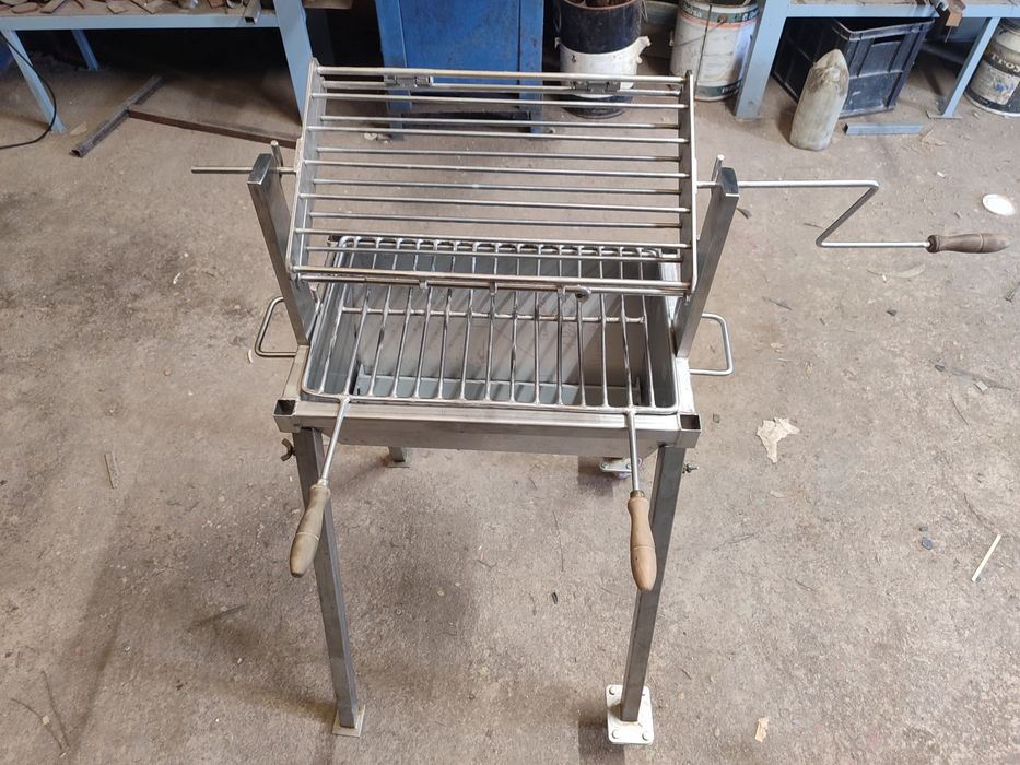 Churrasqueira inox
Inox 304
2mm espessura 
Pés 2mm espe