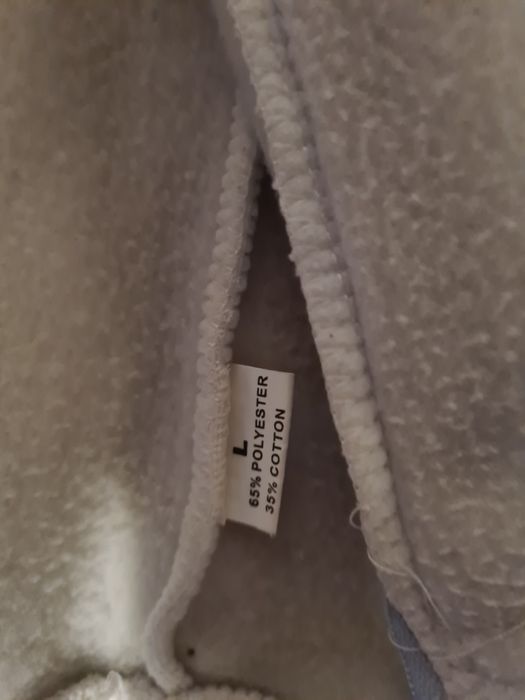 Bluza Nike biała z niebieskimi paskami.