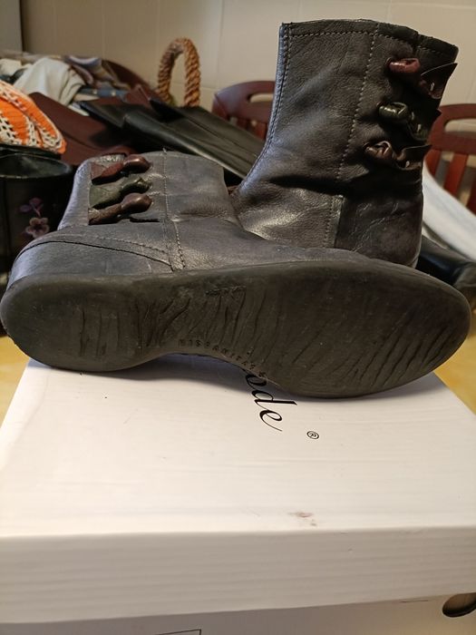 Botins cinza em pele e o forro também