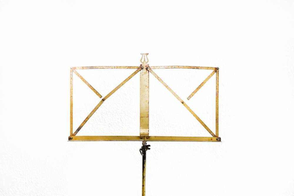 Suporte de partituras em metal dourado articulado