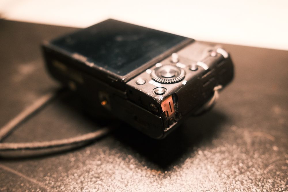 Sony RX100 II (uszkodzona obudowa)
