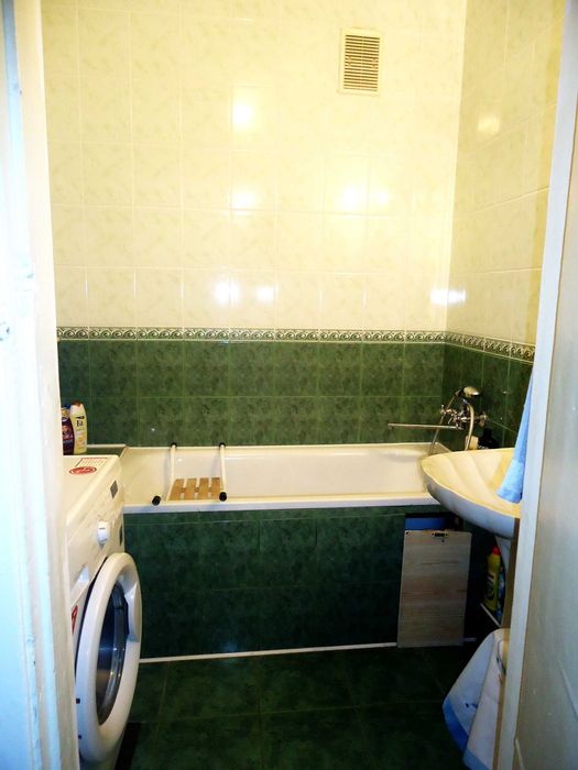 ПРОДАМ великогабаритну 2 кімнатну квартиру  сталинка в закритому дворі район Центрального рінку