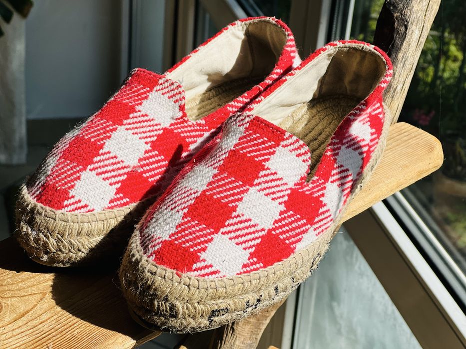 Manebi Philosophy. Espadryle.