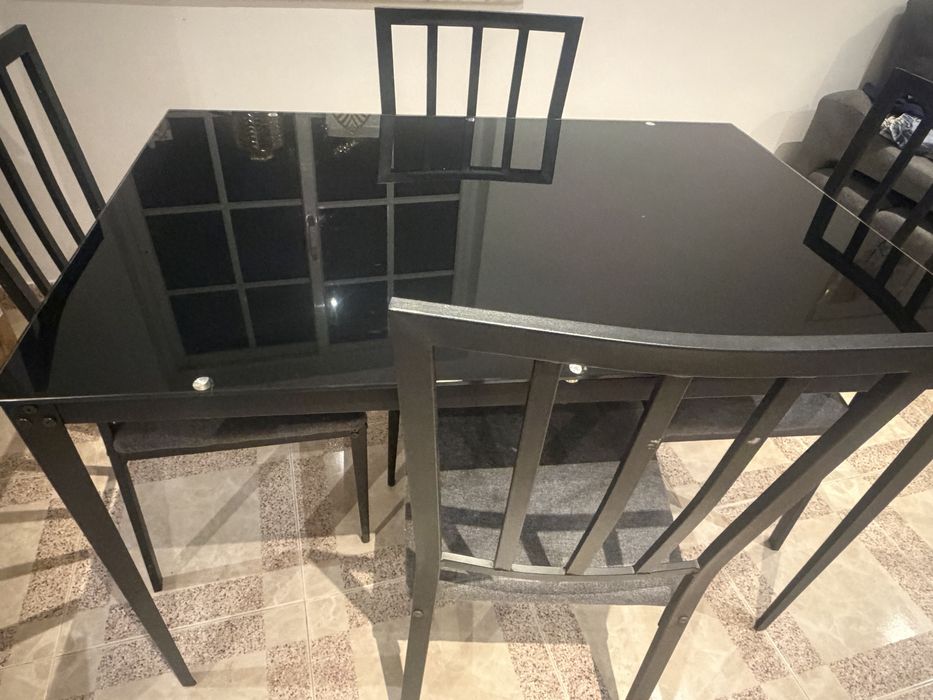 Mesa de jantar com cadeiras