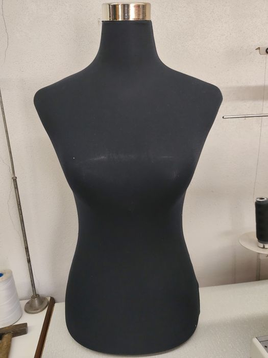 Manequim meio corpo material plástico duro  revestimento malha preta