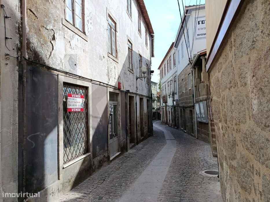 Prédio de 3 andares com logradouro e 6 frações (4 apartamentos e 2 loj